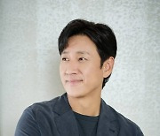 이선균, 마약 논란 후 '노 웨이 아웃' 불가피 하차 [공식]