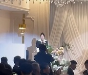 김혜수, 7년 만에 또 매니저 결혼식 사회...‘특급 의리’