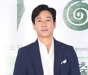 이선균, 결국 '노 웨이 아웃' 하차…유아인 연상에 연예계 '지끈' [엑's 이슈]