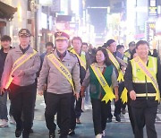 건대 맛의 거리서 유흥업소 전단 마구 뿌려…경찰, 5명 입건