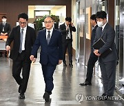 감사장으로 이동하는 이원석 검찰총장