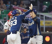 윤병호 코치 축하 받는 김형준