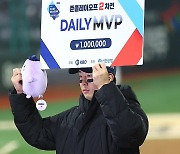 MVP 선정된 박건우