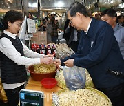 [포토]시장에서 구매하는 한덕수 국무총리