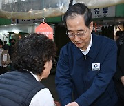 [포토]한덕수 총리, 시장에서 구매