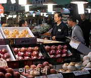 [포토]한덕수 총리, 상인과 대화