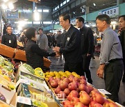 [포토]한덕수 총리, 시장 상인과 대화