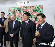 마이크로 LED 앞에서 기념 촬영하는 한종희 부회장