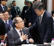 [국감]수원고등법원장과 대화 나누는 윤준 서울고등법원장