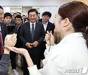 삼성 한종희 "AI로 세상 급변…전자산업계 대응에 미래 달려"