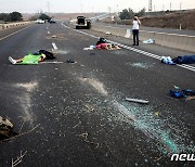 '농기구로 목 베고, 옷 벗기고'…이스라엘, 하마스 '충격' 영상 공개