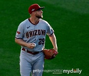 'KBO 역수출 신화'의 NLCS 첫 승 도전 청신호... 켈리, 승리 투수 요건 채우고 제 몫 다했다!