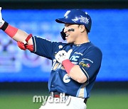 “단기전은 운이죠” 공룡들 35세 타격왕의 ‘야구 샤머니즘’…득도했나, 내려놔서 더 무섭다[준PO]