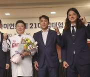 김태형 감독 취임 축하하러 온 롯데 선수들 “감독님 리더십 기대된다”[스경X현장]