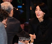 [포토] 배우 김서형, 유인촌 장관과 인사