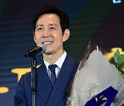 이정재 영화예술인상 “이순재 30년 전 응원이 원동력”