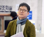 [TD포토] 고소대리인 의견서 들고 강남경찰서 찾은 전홍준 대표