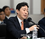 [포토]질의에 답하는 윤형중 한국공항공사 사장