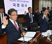 [포토]국정감사 증인선서하는 이학재 인천국제공항공사 사장