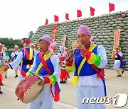 쌀포대 옆에서 벌어진 춤판…수확 마무리 단계 접어든 북한