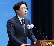 국민의힘 탈당 기자회견하는 신인규 정당바로세우기 대표