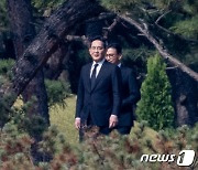 '신경영' 외쳤던 故 이건희 3주기…이재용, 수원 선영서 '조용한 추모'