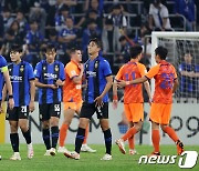 0-2 패배에 낙담하는 인천