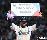 준PO 3차전 MVP 차지한 NC 마틴