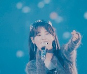 아이유, 데뷔 15주년 첫 팬 콘서트 소감 “좋다 못해 약간 아팠다” 유인나 깜짝 방문