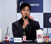 '청룡 핸드프린팅' 박해일 "두 번째 청룡 수상, 편안한 마음으로 왔다"