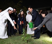 카타르 국빈 방문 尹대통령, 국제원예박람회 한국관 찾아