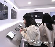 삼성전자 엑시노스 2400 보는 관람객