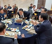 한기호 국방위원장, 야당 의원 생일축하 이벤트 눈길