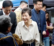 박근혜, '박정희 추도식' 참석…이명박은 '4대강 보 걷기'