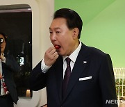 반밀폐온실 스테비아 토마토 시식하는 윤 대통령