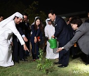 나무에 물 주는 윤석열 대통령