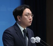 탈당 기자회견 하는 신인규 전 상근부대변인