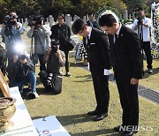 홍범도 장군 묘역 앞에서 묵념하는 박민식 장관