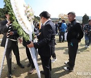 홍범도 장군 순국 80주기 추모 행사에서 밀려나는 윤석열 대통령 화환