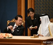 대화나누는 윤석열 대통령-타밈 알 싸니 카타르 국왕