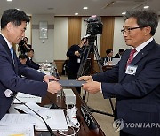 증인선서문 제출하는 이학재 인천국제공항공사 사장