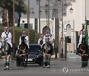 尹대통령 들어서자 낙타부대 호위…카타르 국왕과 회담