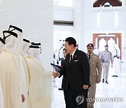 카타르측 인사들과 악수하는 윤석열 대통령