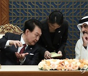 尹대통령-카타르 국왕, 관계격상 합의…'역대 최대' 5조원 LNG선 계약