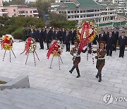 북한, 중국의 '한국전 참전 73주년' 맞아 우의탑에 헌화