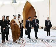 순방 마치고 귀국길 오르는 윤석열 대통령 내외