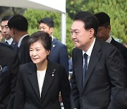 尹 "박정희의 혜안 배워야" 박근혜 "정부가 어려움 잘 극복할 것"(종합)