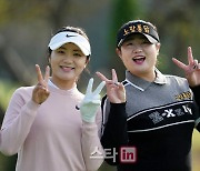 [포토]손예빈,정소이 '친구와 함께 쌍브이 인사'