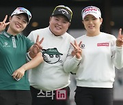 [포토]김하니,이나경,유수연 '신나는 출발 인사는 브이'