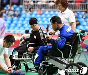 공 위치 확인하는 김도현